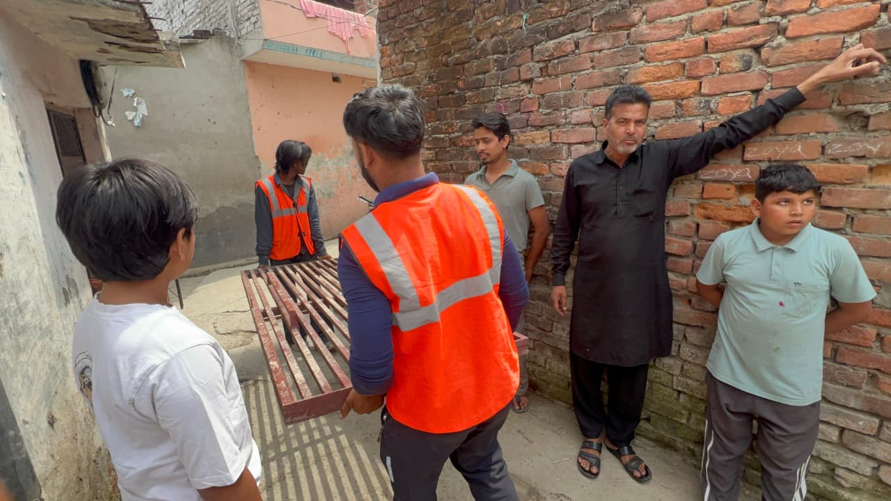 नगर निगम ने खेड़ा बस्ती में सरकारी जमीन से हटाया कब्जा, सामान जब्त