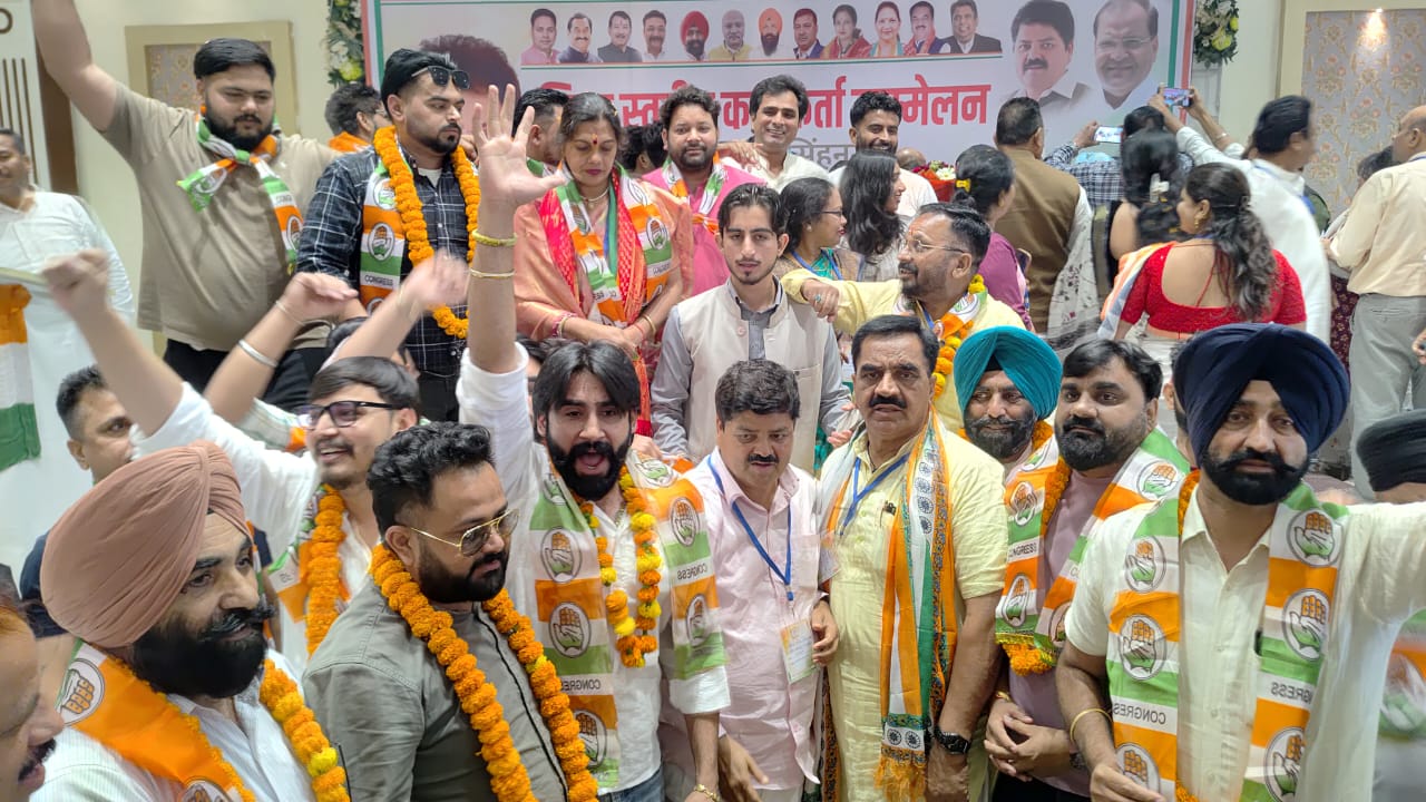 भूरारानी स्थित नजारा बैंकट हॉल में आयोजित कांग्रेस कार्यकर्ता सम्मेलन के दौरान युवा समाजसेवी संजय ठुकराल सहित दर्जनों युवाओं ने कांग्रेस की सदस्यता ग्रहण की
