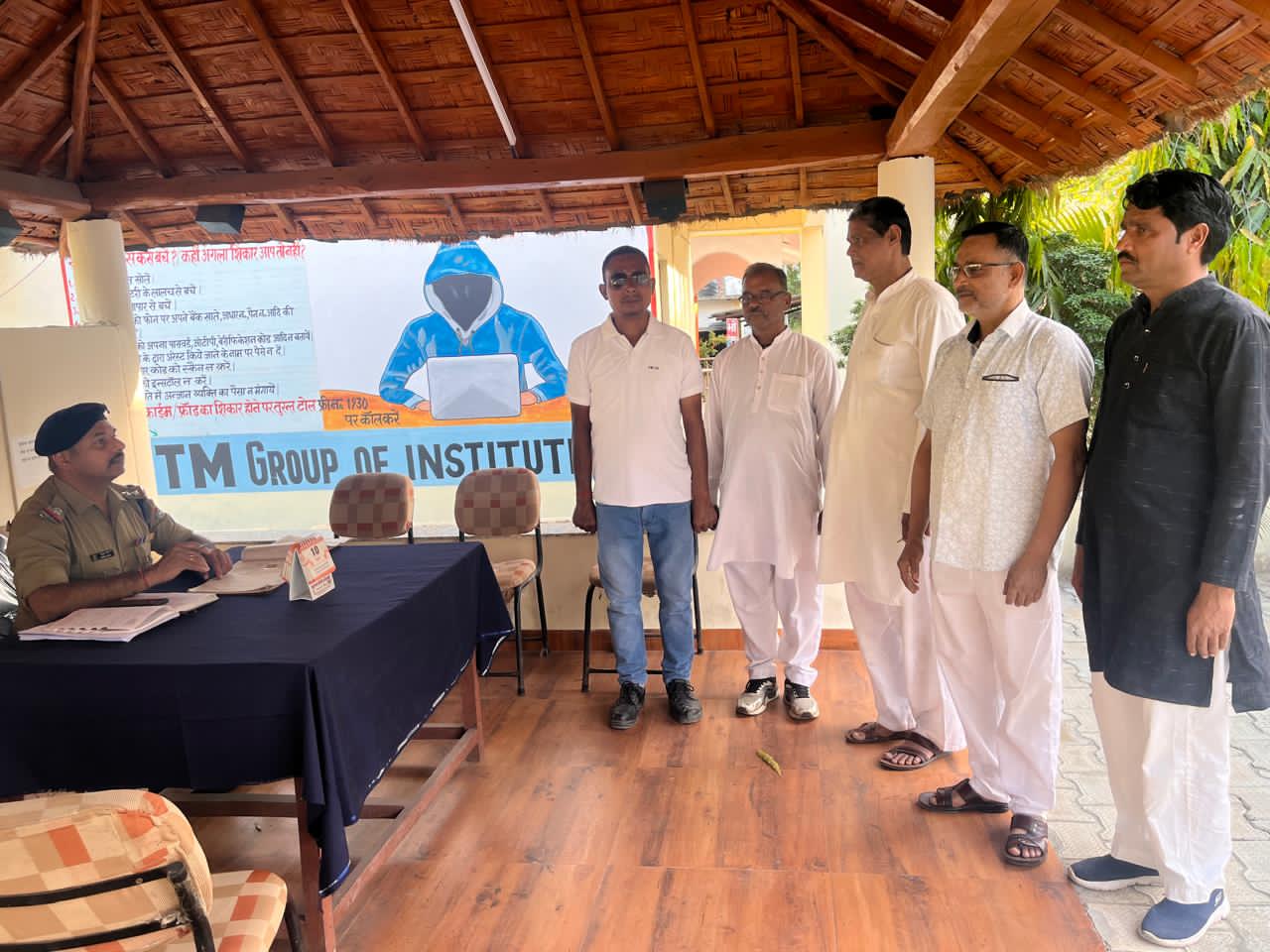 खटीमा पुलिस द्वारा हिस्ट्रीशीटरों की कोतवाली परिसर में करायी गयी परेड।