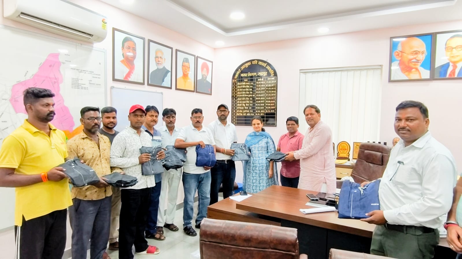 महापौर ने पर्यावरण मित्रों को वितरित किए रेनकोट   कहा- स्वच्छता व्यवस्था की रीढ़ हैं पर्यावरण मित्र