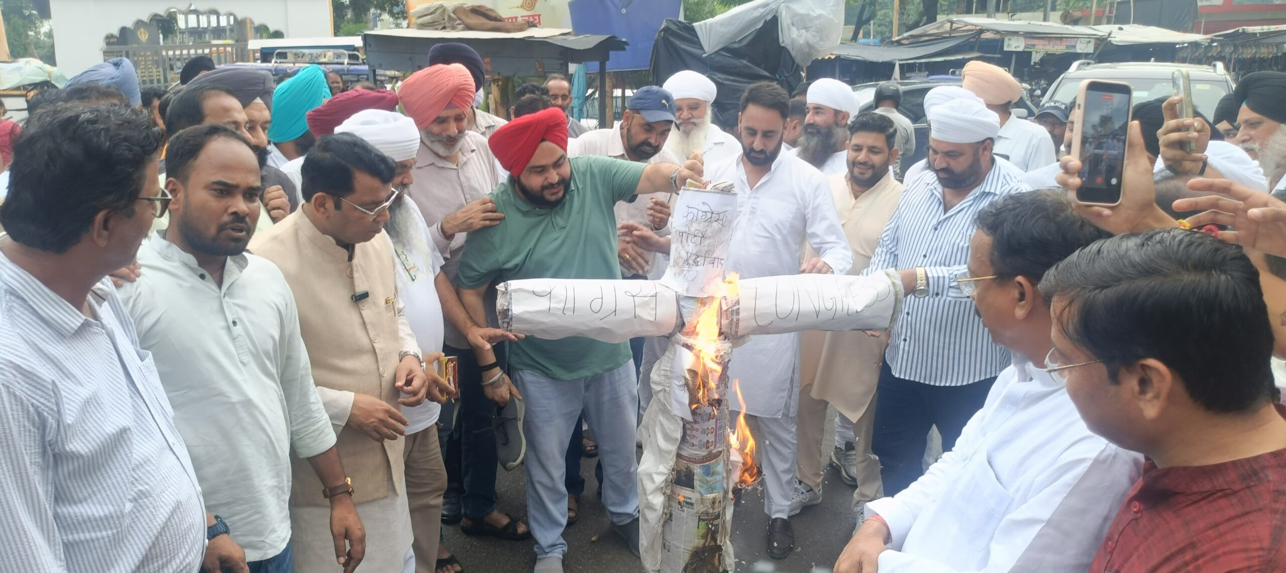 सज्जन कुमार के महिमामंडन पर कांग्रेस के खिलाफ सिख समाज व भाजपा का दिखा भारी आक्रोश, रुद्रपुर में फूंका कांग्रेस पार्टी का पुतला